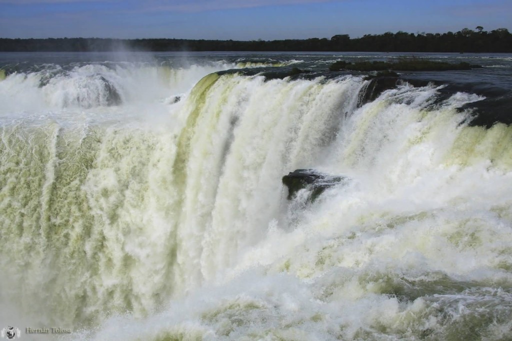 Iguazu falls by Hernán Tolosa